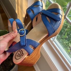 Like NEW! Dansko bright blue leather adjustable clog sandals size 8.5-9